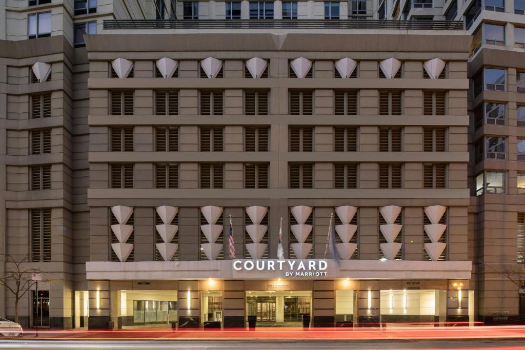 Courtyard by Marriott Chicago Downtown River North